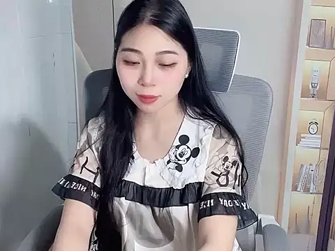 Snapshot of Lousii chatting on 11.22.25 Lousii online show from 11.22.25