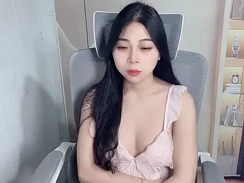 Snapshot of Lousii chatting on 12.04.25 Lousii online show from 12.04.25