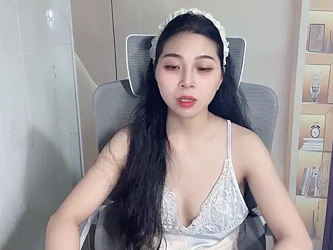 Snapshot of Lousii chatting on 12.05.25 Lousii online show from 12.05.25