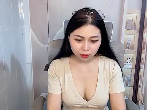 Snapshot of Lousii chatting on 04.13.26 Lousii online show from 04.13.26