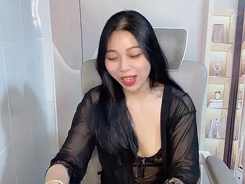 Snapshot of Lousii chatting on 04.14.26 Lousii online show from 04.14.26