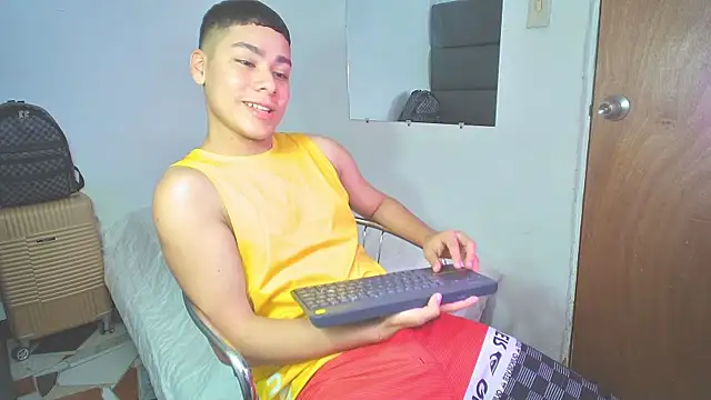 Snapshot of Lucastorrez01 chatting on 11.16.25 Lucastorrez01 online show from 11.16.25