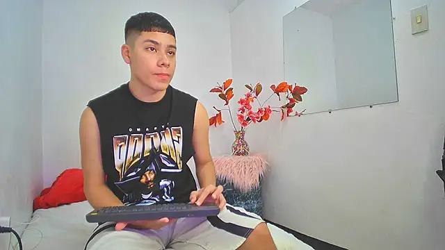 Lucastorrez01 online show from 11.29.25