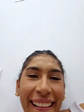 Snapshot of skinnyrox chatting on 11.16.25 skinnyrox online show from 11.16.25