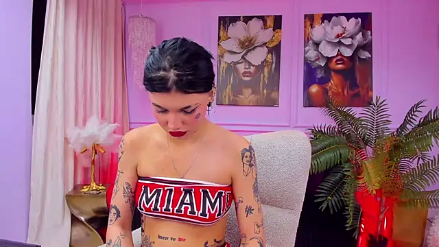 Snapshot of YasminWild chatting on 12.04.25 YasminWild online show from 12.04.25