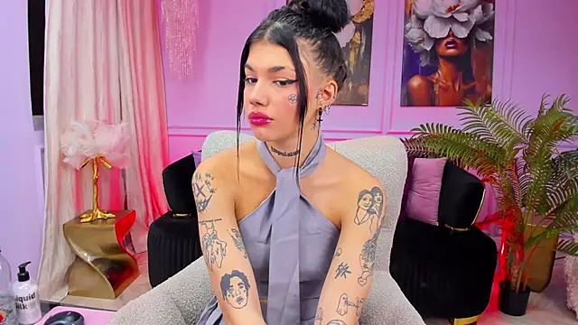 Snapshot of YasminWild chatting on 12.22.25 YasminWild online show from 12.22.25