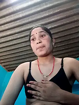 Snapshot of Deepika_Padukone chatting on 12.04.25 Deepika Padukone online show from 12.04.25