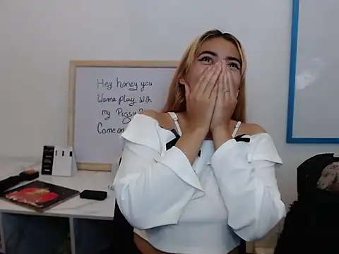 Snapshot of KloeeCavallier chatting on 02.25.26 KloeeCavallier online show from 02.25.26