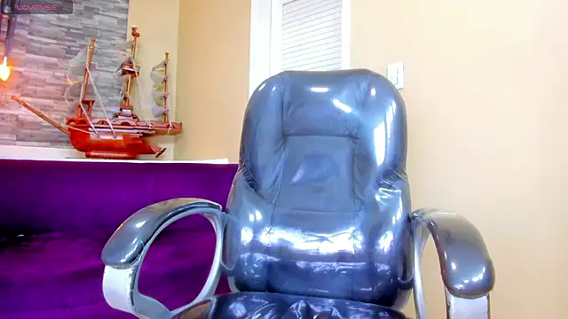 Hottie Bear online show from 11.17.25