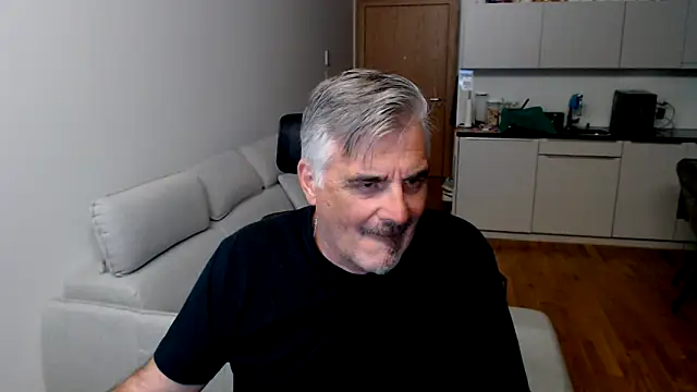 Snapshot of Buidapest chatting on 11.17.25 Buidapest online show from 11.17.25