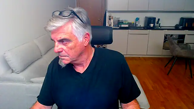 Buidapest online show from 03.26.26