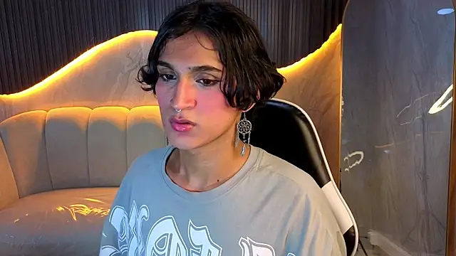 Snapshot of zoe_tp chatting on 12.21.25 zoe tp online show from 12.21.25