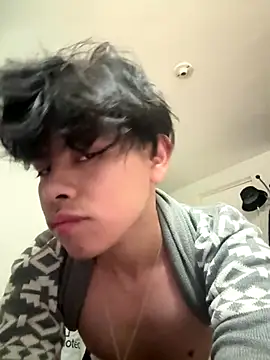 Snapshot of UzielOOO chatting on 12.18.25 UzielOOO online show from 12.18.25