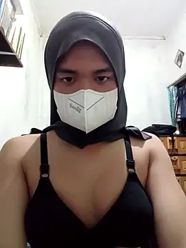 Snapshot of HawaWhisper chatting on 12.16.25 HawaWhisper online show from 12.16.25