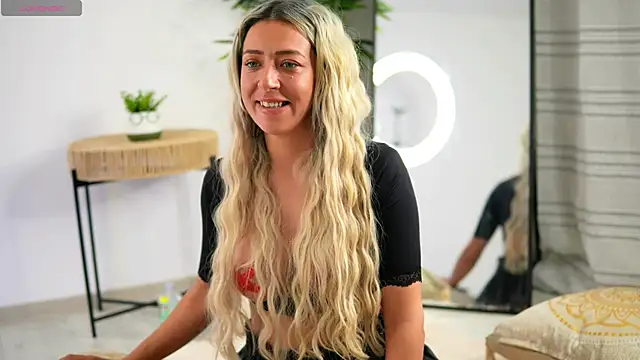 JuliaHyde online show from 04.18.26