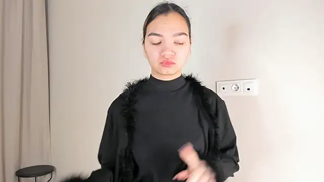 Snapshot of CoreenLuebbers chatting on 11.24.25 CoreenLuebbers online show from 11.24.25