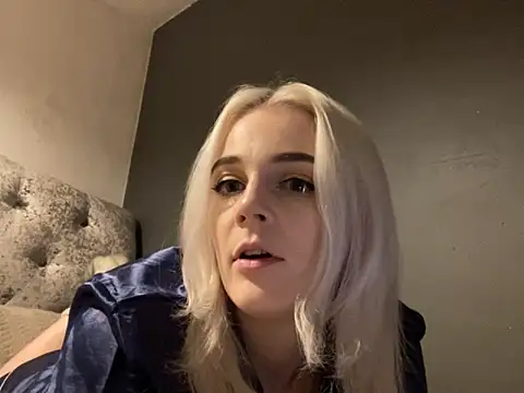 Snapshot of BellaJade_ chatting on 11.18.25 BellaJade online show from 11.18.25