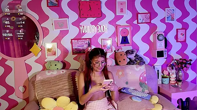 the girl with the red hai online show from 11.21.25