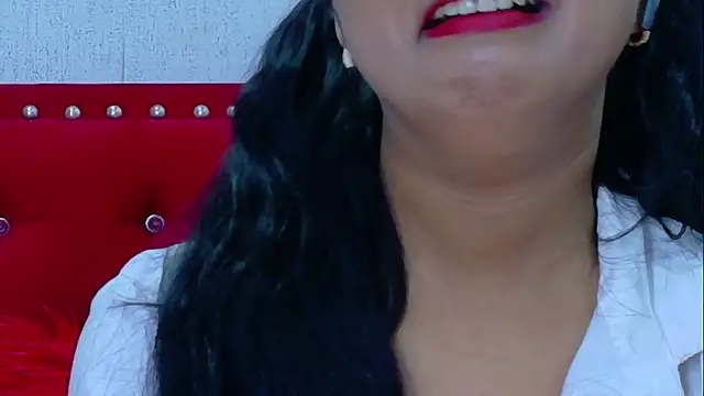 Snapshot of LeahSole chatting on 11.26.25 LeahSole online show from 11.26.25