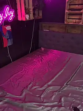 Snapshot of Shy-Ivy chatting on 11.25.25 Shy-Ivy online show from 11.25.25