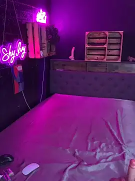 Snapshot of Shy-Ivy chatting on 12.04.25 Shy-Ivy online show from 12.04.25