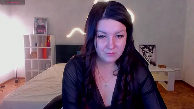 Snapshot of still__her chatting on 11.28.25 still her online show from 11.28.25