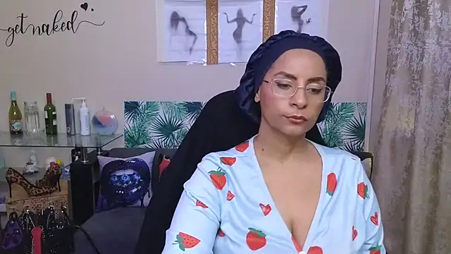 Snapshot of LaReineCleo chatting on 06.19.26 LaReineCleo online show from 06.19.26