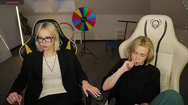 Snapshot of Kara_cat chatting on 12.04.25 Kara cat online show from 12.04.25