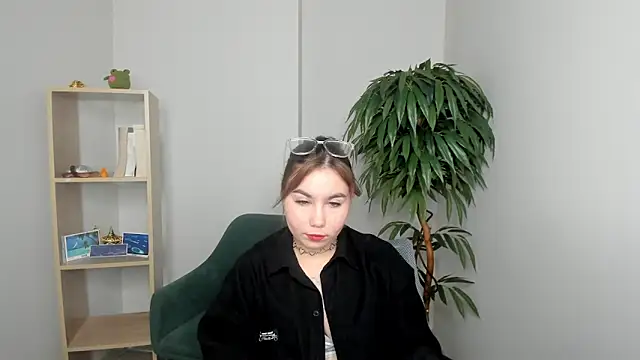 Snapshot of LaneUmanzor chatting on 11.19.25 LaneUmanzor online show from 11.19.25