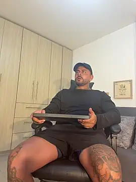 Snapshot of david10kc chatting on 11.25.25 david10kc online show from 11.25.25