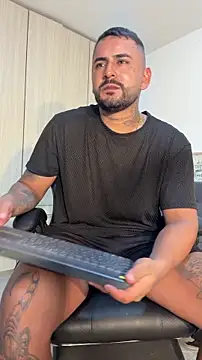 Snapshot of david10kc chatting on 12.03.25 david10kc online show from 12.03.25