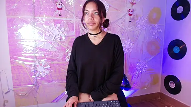 Snapshot of goddess_julieta chatting on 12.21.25 goddess julieta online show from 12.21.25