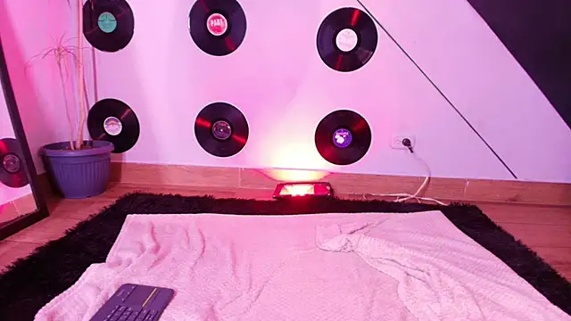 Snapshot of goddess_julieta chatting on 03.11.26 goddess julieta online show from 03.11.26