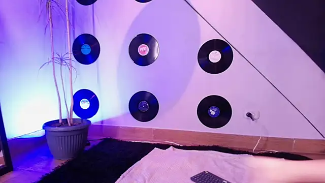 Snapshot of goddess_julieta chatting on 04.15.26 goddess julieta online show from 04.15.26