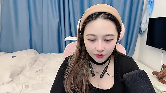 Snapshot of TTtia_ chatting on 12.14.25 TTtia online show from 12.14.25