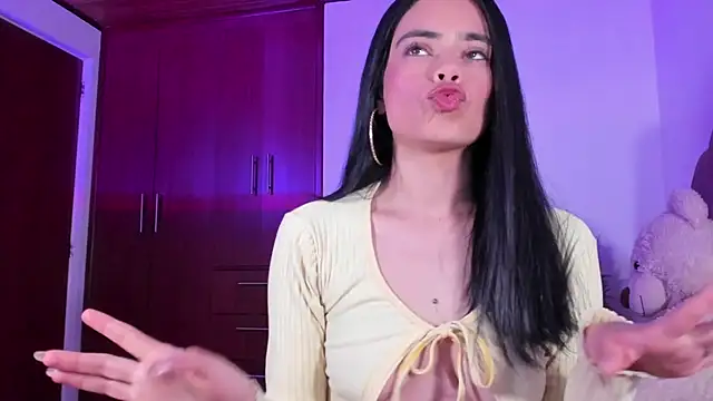 Snapshot of BelleVaal chatting on 11.25.25 BelleVaal online show from 11.25.25