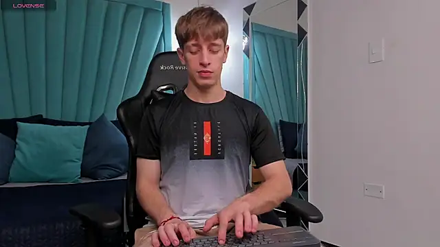 Snapshot of Ostin_Saints chatting on 11.28.25 Ostin Saints online show from 11.28.25