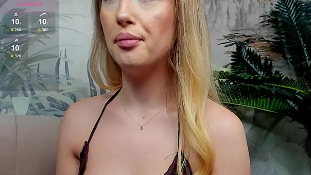 Snapshot of ChloeeBee chatting on 11.25.25 ChloeeBee online show from 11.25.25