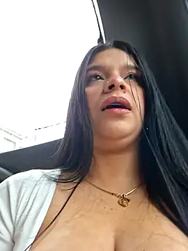 Snapshot of Layla-daring chatting on 11.29.25 Layla-daring online show from 11.29.25