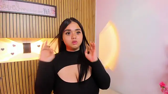 Snapshot of SaraLondon13 chatting on 11.21.25 SaraLondon13 online show from 11.21.25