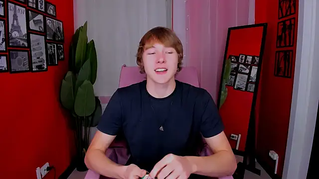 Snapshot of DonaldWoon chatting on 12.04.25 DonaldWoon online show from 12.04.25