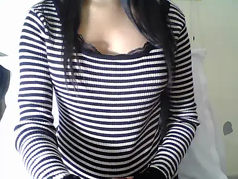 Snapshot of Bold_girl23 chatting on 12.17.25 Bold girl23 online show from 12.17.25