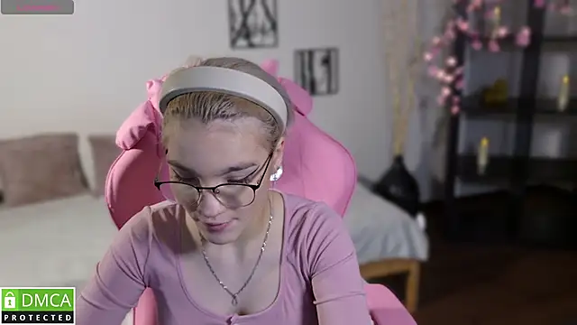 Snapshot of Megan_Lora chatting on 11.25.25 Megan Lora online show from 11.25.25