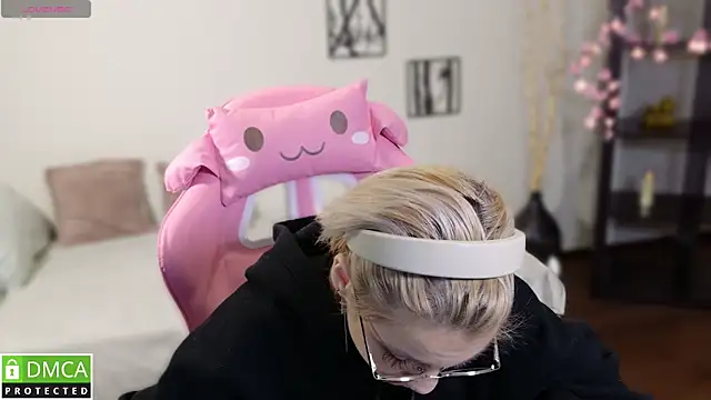 Snapshot of Megan_Lora chatting on 11.27.25 Megan Lora online show from 11.27.25