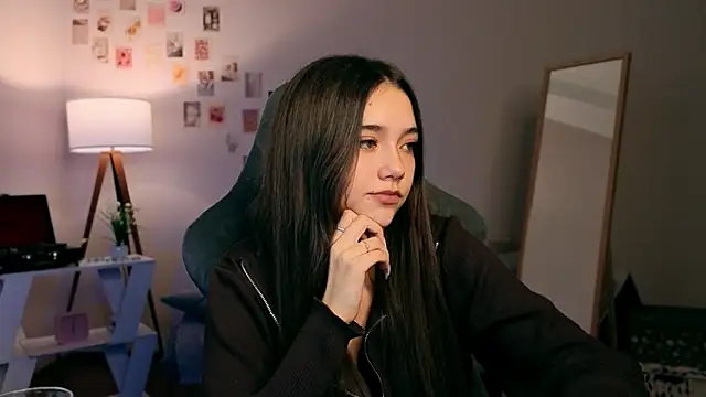 Snapshot of Vexorine chatting on 11.28.25 Vexorine online show from 11.28.25