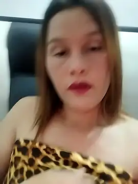 Snapshot of Paola-Lond chatting on 11.23.25 Paola-Lond online show from 11.23.25