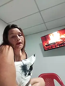 Snapshot of Paola-Lond chatting on 11.28.25 Paola-Lond online show from 11.28.25