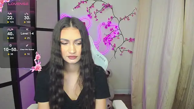 Snapshot of AdeleLuu chatting on 11.22.25 AdeleLuu online show from 11.22.25