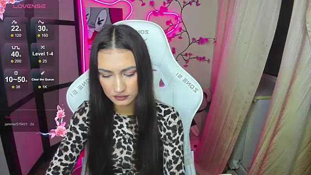 Snapshot of AdeleLuu chatting on 11.24.25 AdeleLuu online show from 11.24.25