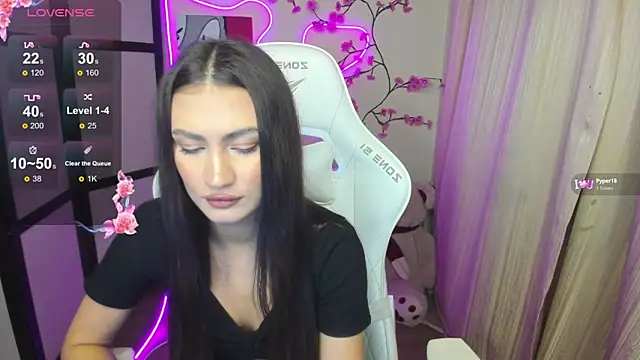 Snapshot of AdeleLuu chatting on 11.25.25 AdeleLuu online show from 11.25.25